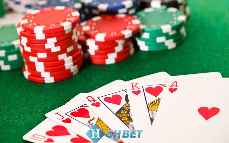 Mỗi người chơi khi tham gia Poker Shbet sẽ được dealer chia 2 lá bài